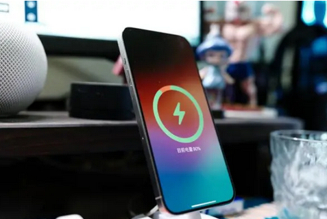 天镇苹果15换屏服务分享用什么充电器给iPhone15充电更好 